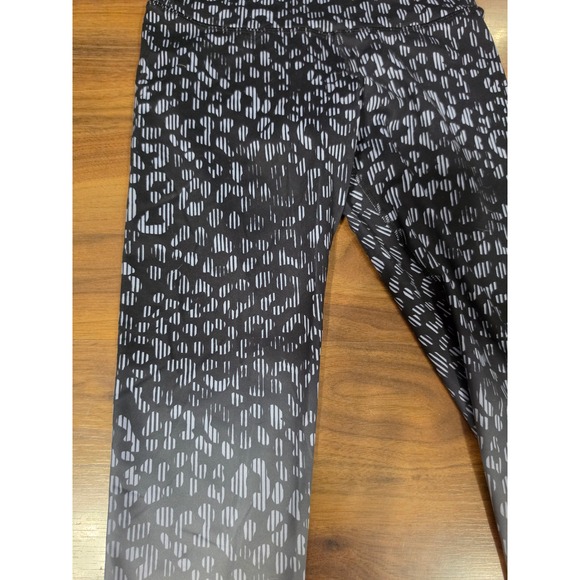 Old Navy Pants - Excellent Old Navy Elevate Leggings Small Black White Animal Print Go-Dry Active